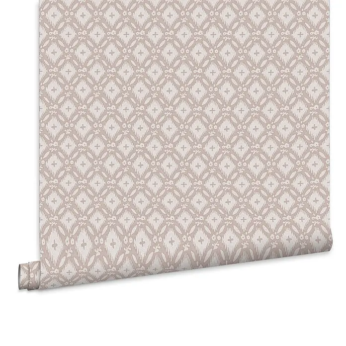 Laura Ashley Vliestapete Whitebrook - Grau, Ornament, 1.000 x 52 cm - Teilweise abgerollte Tapetenrolle mit hellem beige Ikat-Rauten- und Kreuzmuster auf beigem Hintergrund.
