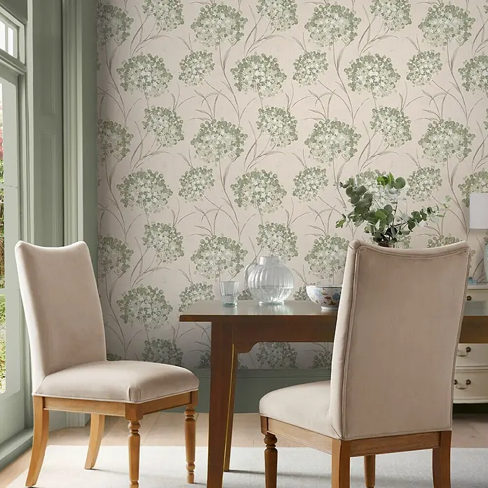 Laura Ashley Vliestapete Giselle Blumen - Grün, Floral, 1.000 x 52 cm - Blumentapete mit grün-weißem Hortensienmuster auf beigem Hintergrund, in einem Esszimmer.