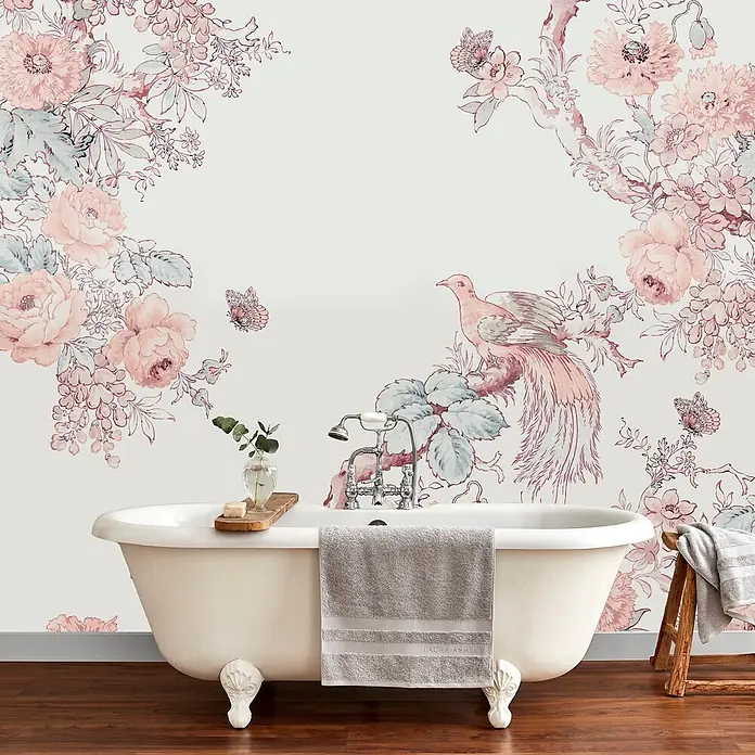 Laura Ashley Fototapete - Vlies - Klassische cremefarbene Klauenfußbadewanne mit Chromarmaturen in einem Badezimmer.