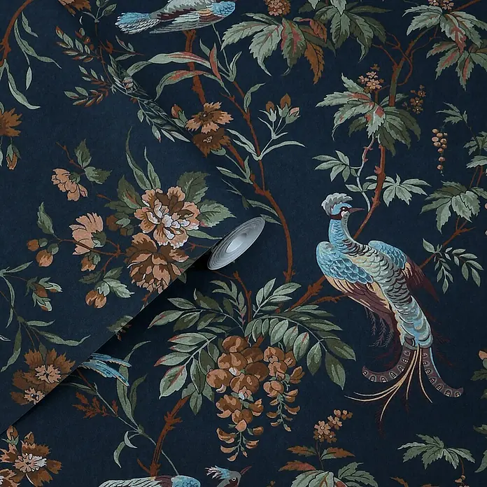 Laura Ashley Vliestapete Vliestapete Attleton Blume - Blau, Tieroptik - Unaufgerollte dunkelblaue Tapete mit einem aufwendigen Muster aus Vögeln und Blumen in Erdtönen.
