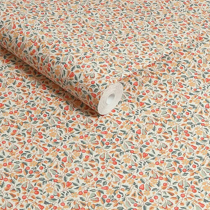 Laura Ashley Vliestapete Devons Grove - Orange, Floral, 1.000 x 52 cm - Tapetenrolle mit cremefarbenem Grund und einem Muster aus korallenfarbenen Beeren, orangefarbenen Blüten und salbeigrünen Birnen und Blättern.