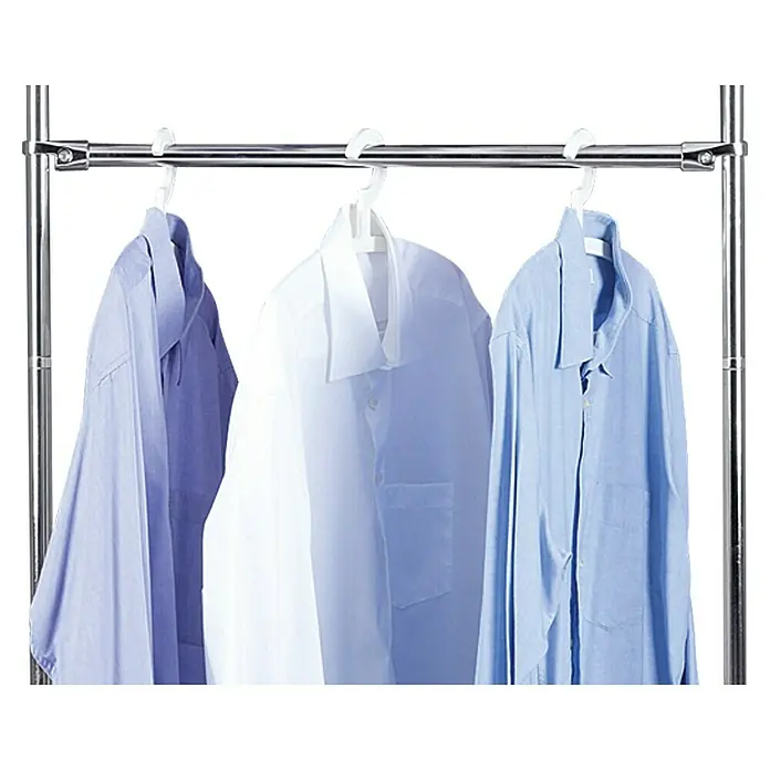 Room Plaza Inside Smart Kleiderstangen-Set - Passend für: Inside Smart Regalsystem, 1.100 mm, Chrom - Kleiderständer mit drei hängenden Hemden in Lila, Weiß und Blau. Die Hemden sind auf weißen Kleiderbügeln befestigt.