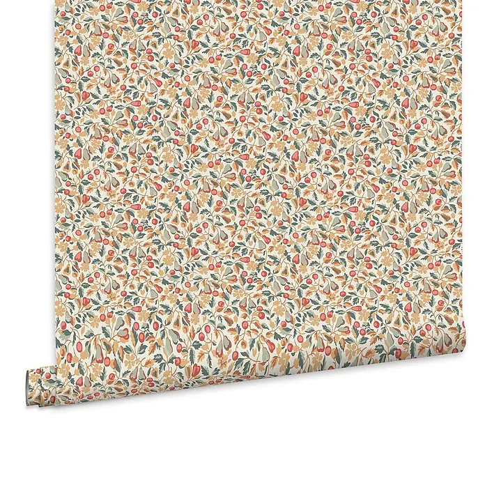 Laura Ashley Vliestapete Devons Grove - Orange, Floral, 1.000 x 52 cm - Tapetenrolle mit einem sich wiederholenden Muster aus grünen Blättern, roten Beeren und orangefarbenen Birnen auf hellem Grund.