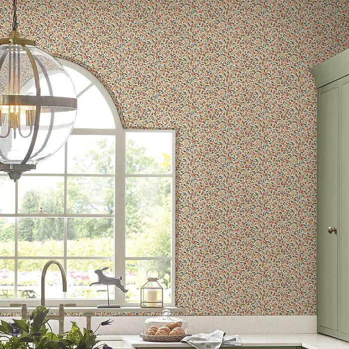 Laura Ashley Vliestapete Devons Grove - Orange, Floral, 1.000 x 52 cm - Mehrfarbige botanische Tapete mit lebhaftem Obst- und Blattmuster an einer Küchenwand.