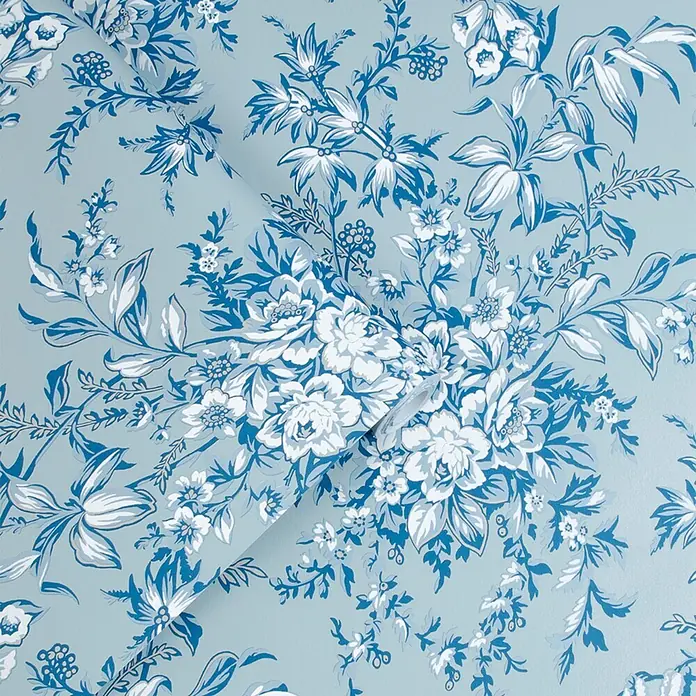 Laura Ashley Vliestapete Vliestapete Picardie - Blau, Floral, 10 x 0,52 m - Hellblaue Tapete mit dichtem blau-weißem Blumenmuster, teilweise gerollt.