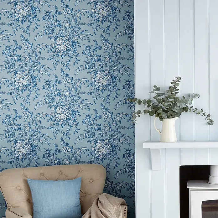 Laura Ashley Vliestapete Vliestapete Picardie - Blau, Floral, 10 x 0,52 m - Blaue florale Mustertapete an einer Wand, die eine klassische Raumkulisse schafft.