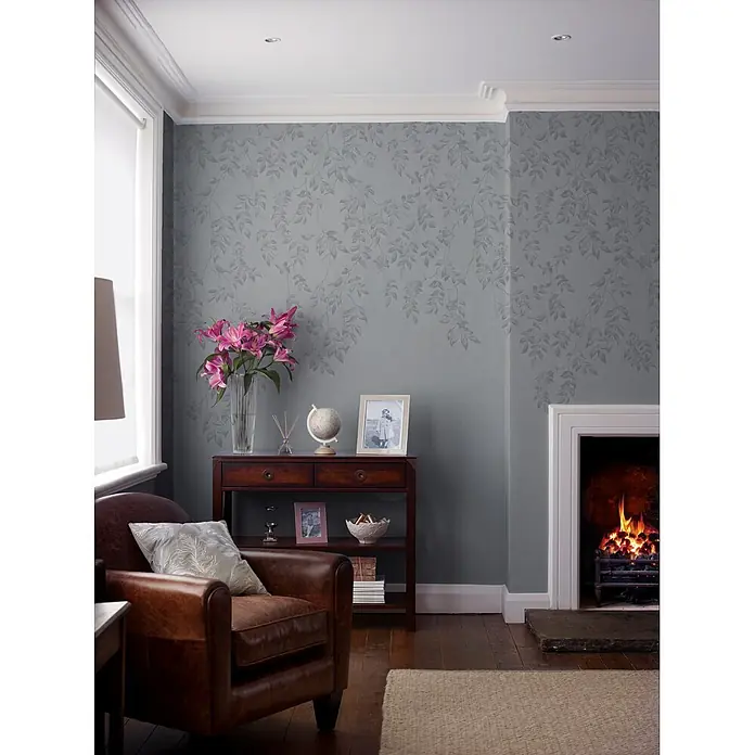 Laura Ashley Fototapete - Vlies - Graue Tapete mit dezentem botanischem Muster aus Blättern und Zweigen, die ein gemütliches Wohnzimmer aufwertet.
