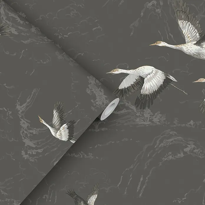 Laura Ashley Vliestapete Vliestapete Animalia - Grau, Tieroptik - Dunkelgraue Tapete mit fliegenden Kranichen und Wolkenmuster, gefaltet dargestellt.