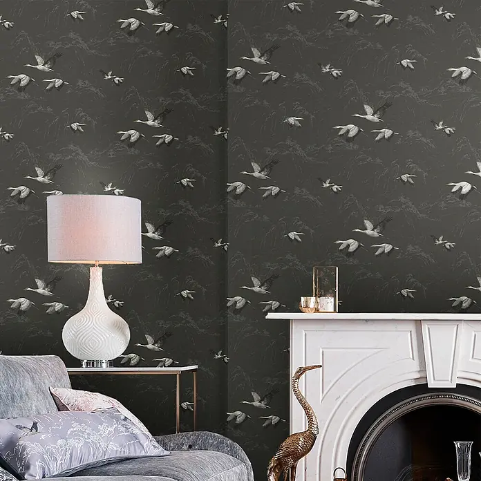 Laura Ashley Vliestapete Vliestapete Animalia - Grau, Tieroptik - Dunkelgraue Tapete mit fliegenden weißen Vögeln und subtilen Bergkonturen an den Wänden eines Zimmers.