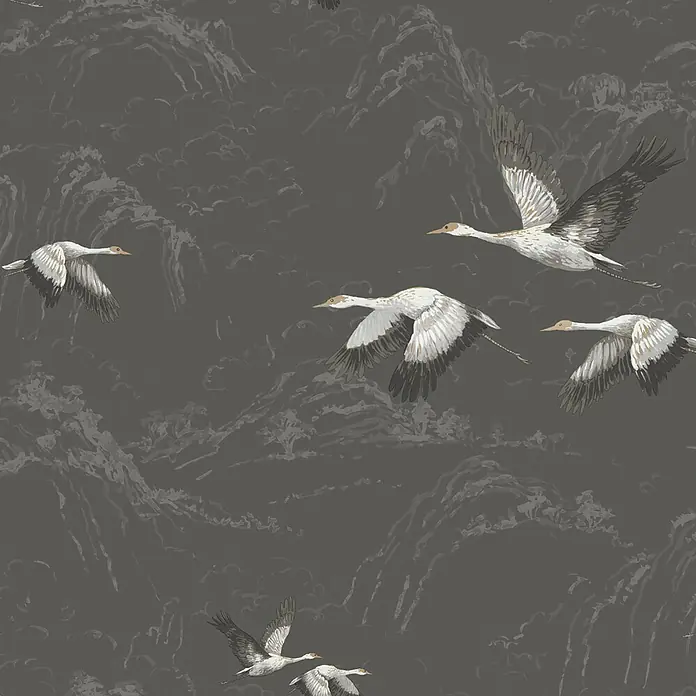 Laura Ashley Vliestapete Animalia - Grau, Tieroptik, 1.000 x 52 cm - Muster mit weißen Kranichen und braunen Köpfen, die über stilisierte graue Berge und Wolken fliegen.