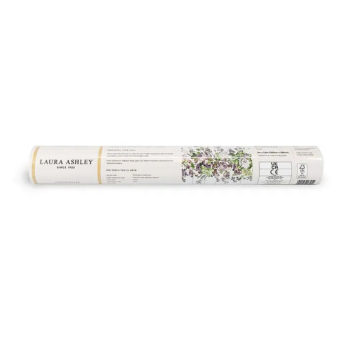 Laura Ashley Fototapete - Vlies - Laura Ashley 'Rosemore Grape' Blumen-Tapetenrolle mit Produktdetails und Anweisungen auf der Plastikverpackung.