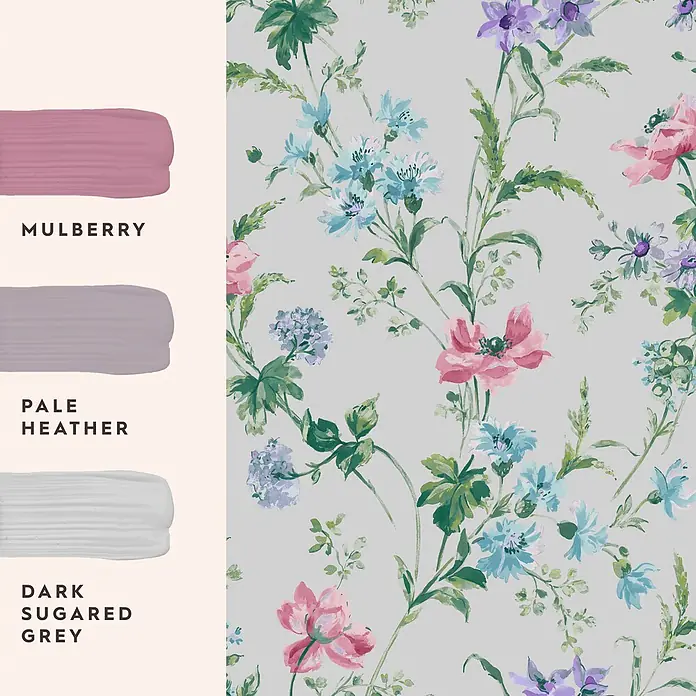 Laura Ashley Vliestapete Mohnwiese - Lila, Floral, 1.000 x 52 cm - Florale Tapete mit blauen, rosa und lila Blumen, daneben Farbmuster in Mulberry, Pale Heather und Dark Sugared Grey.