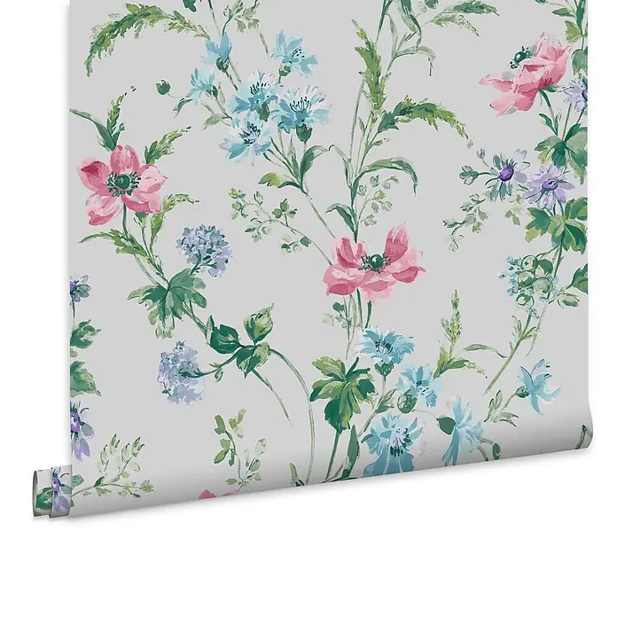 Laura Ashley Vliestapete Mohnwiese - Lila, Floral, 1.000 x 52 cm - Teilweise ausgerollte Tapete mit Aquarell-Blumenmuster in Rosa, Blau, Lila und grünen Blättern.