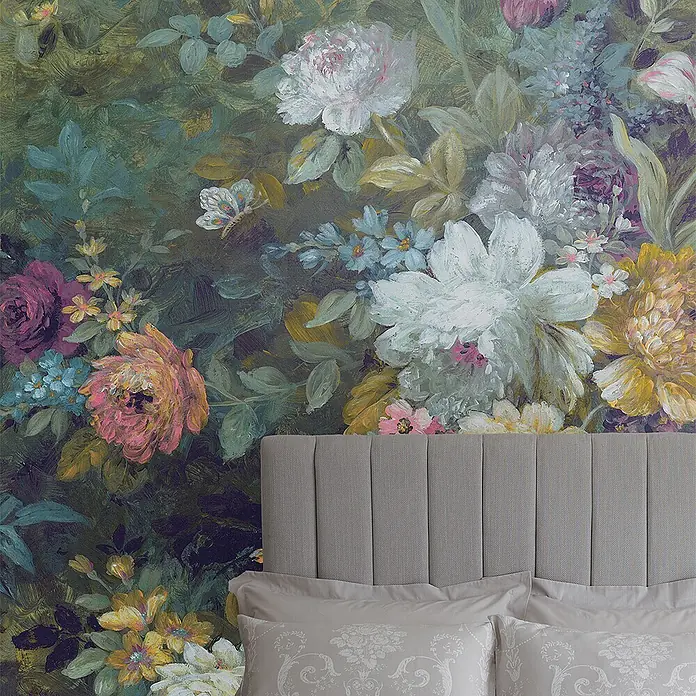 Laura Ashley Fototapete - Vlies - Graues gepolstertes Kopfteil mit vertikalen Steppungen hinter gemusterten Kissen im Schlafzimmer.