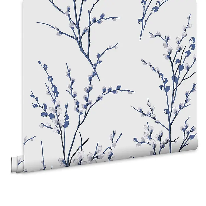 Laura Ashley Vliestapete Vliestapete Weidenkätzchen - Dunkelblau/Weiß, Floral, 10 x 0,52 m - Blau-weißes Weidenkätzchen-Tapetenrolle, teilweise abgerollt.