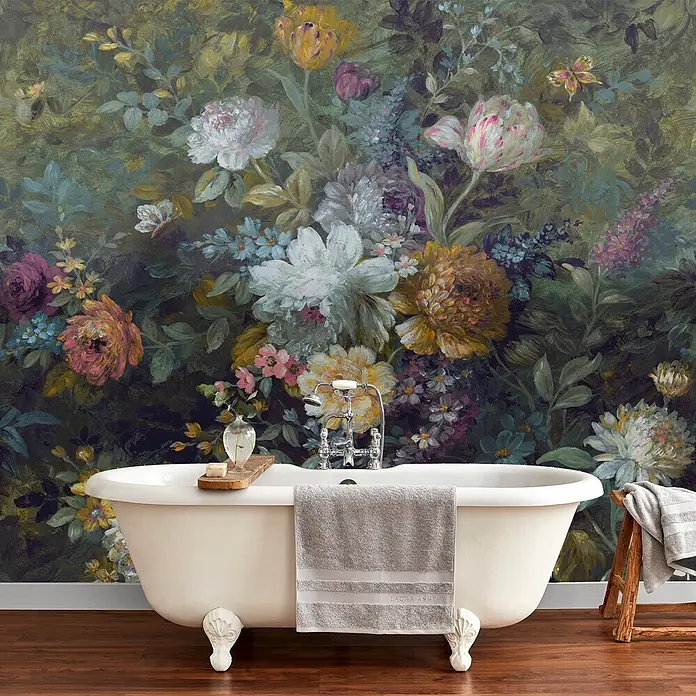 Laura Ashley Fototapete - Vlies - Weiße Klauenfußwanne mit grauem Laura Ashley Handtuch in einem Bad mit dunkler Blumentapete.