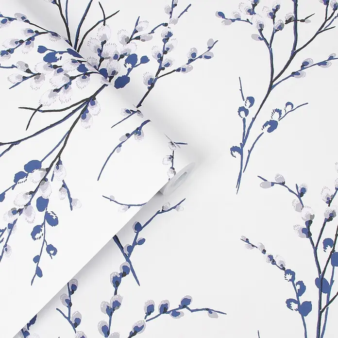 Laura Ashley Vliestapete Vliestapete Weidenkätzchen - Dunkelblau/Weiß, Floral, 10 x 0,52 m - Weiße Tapete mit blauem und grauem Weidenzweigmuster, teilweise gerollt.