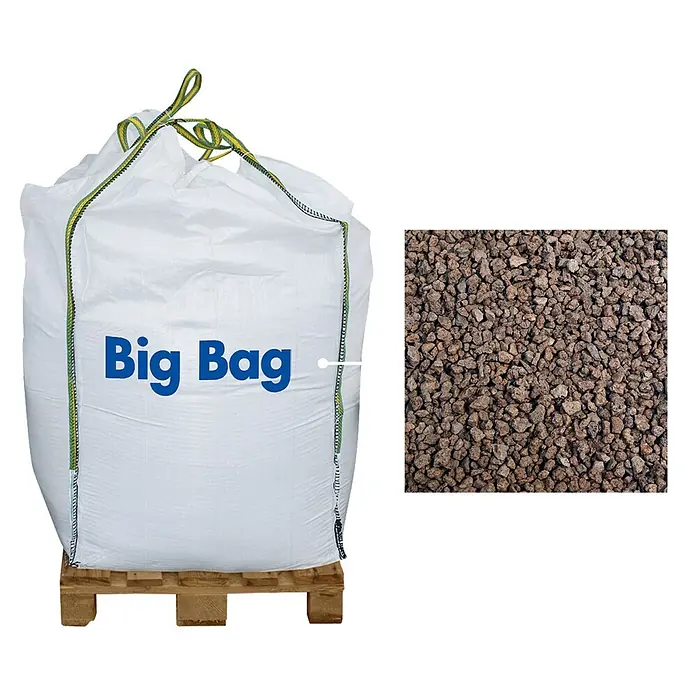 Hamann Mercatus Lavamulch - Rot, Körnung: 8 mm - 16 mm, 1.000 l - Weißer Big Bag (FIBC) auf einer Palette, gefüllt mit braunem Granulat, im Detail gezeigt. Mit gelb-grünen Hebeschlaufen.