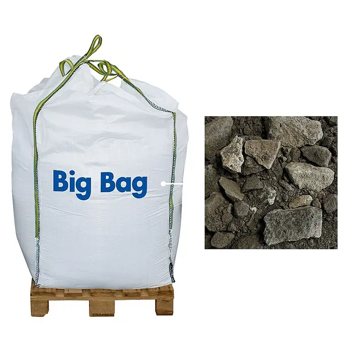Hamann Mercatus Frostschutzmaterial - Rot/Braun/Schwarz, Körnung: 0 mm - 32 mm, 1.000 kg - Weißer Big Bag (FIBC) auf einer Holzpalette, gefüllt mit groben Steinen und Erde.