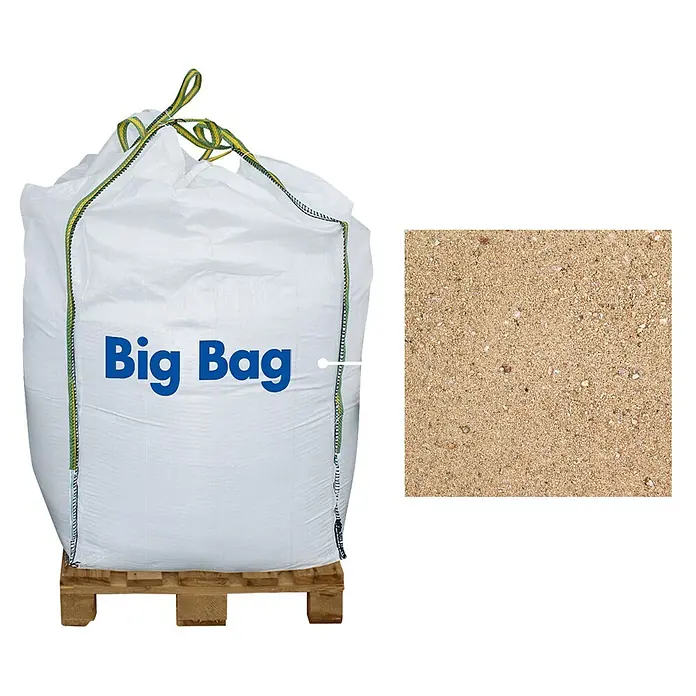 Hamann Mercatus Mauersand - Gelb/Grau, Körnung: 0 mm - 2 mm, 1.000 kg - Weißer Big Bag (FIBC) mit Sand auf einer Holzpalette, Nahaufnahme der Sandtextur.
