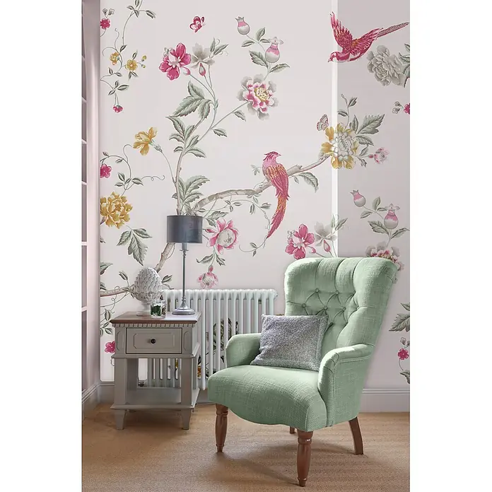 Laura Ashley Fototapete - Vlies - Hellgrüner getufteter Sessel mit glitzerndem Kissen, neben einem Holztischchen.