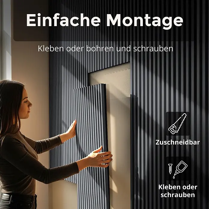 Dalsys Akustikpaneel 4x 120 x 60cm Eiche Schwarz - Schwarz - Dunkelgraue/schwarze Lattenwandpaneele werden von einer Person an einer Wand montiert. Sie sind einfach zu montieren und vielseitig anbringbar.