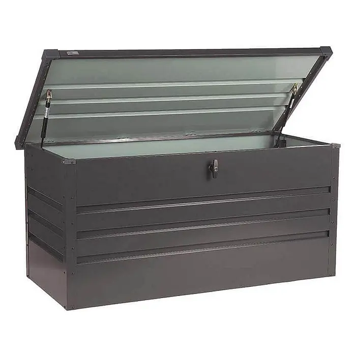 Home Deluxe Garten-Aufbewahrungsbox MEGABOX XL Größe: 400L - L x B x H: 126 x 56 x 62 cm, Anthrazitgrau, Stahl - Dunkelgraue Metall-Gartenbox mit geöffnetem Deckel, der das Innere und Gasdruckfedern zeigt.