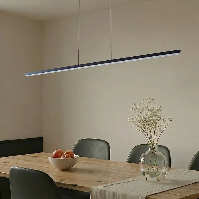 Lucande Pendelleuchte Solvar - schwarz, Schwarz - Schwarze lineare Pendelleuchte beleuchtet einen modernen Essbereich.