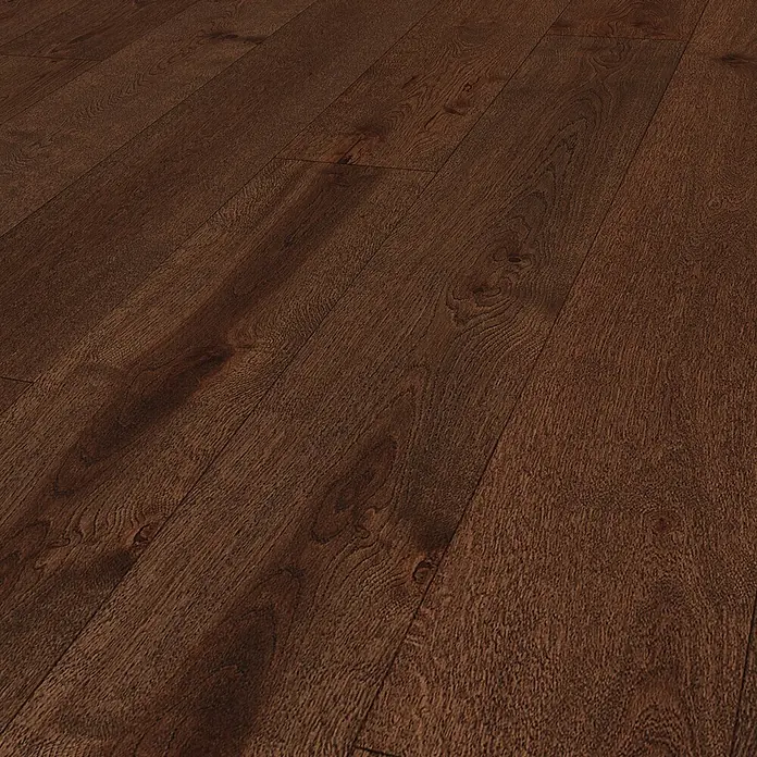 Barlinek Parkett - Eiche Rauchoptik gebürstet, Landhausdiele, 1.092 x 180 x 14 mm - Dunkelbrauner Holzboden mit sichtbarer Maserung und Ästen, diagonal verlegt.
