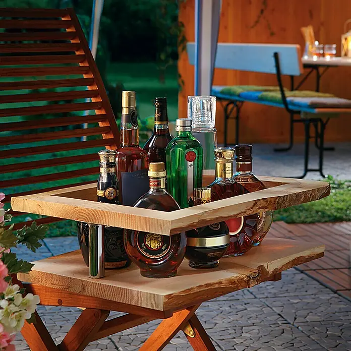 Exclusivholz Blockware - Douglasie, Anfallende Breite: 20 cm - 25 cm, 120 x 3 cm - Eine rustikale Holzbar mit einer Auswahl an Spirituosenflaschen, die eine gemütliche Atmosphäre für Getränke im Freien schafft.