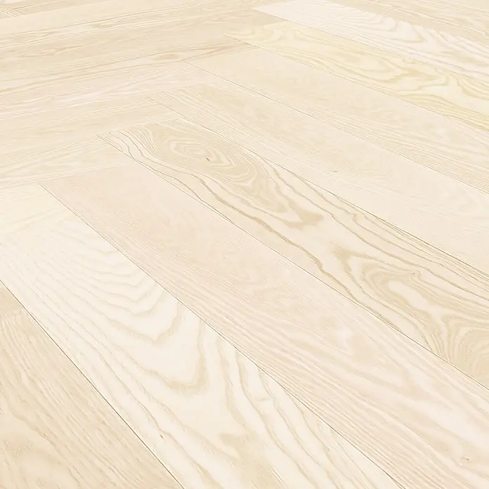 Barlinek Parkett - Esche Select, Fischgrät, 725 x 130 x 14 mm - Heller Holzfußboden mit sichtbarer Maserung, diagonal verlegt.