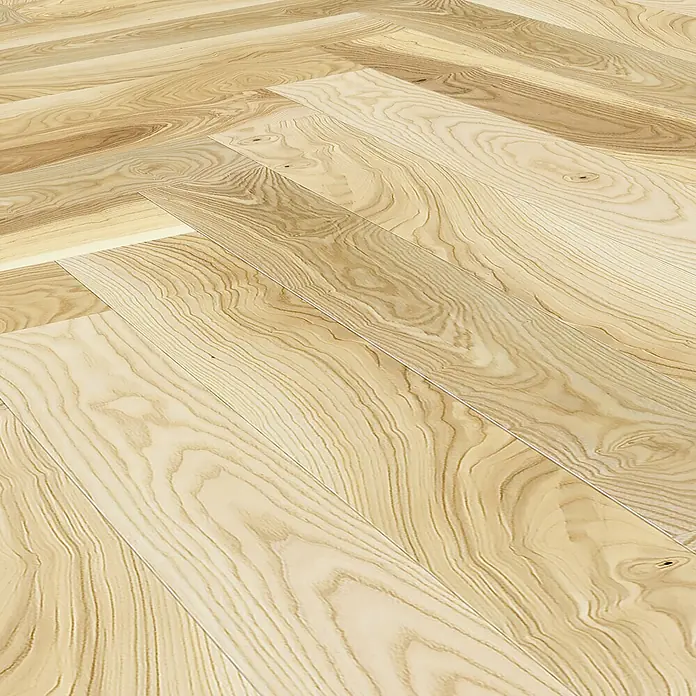 Barlinek Parkett - Esche Natur, Fischgrät, 725 x 130 x 14 mm - Heller Naturholzboden mit ausgeprägter Maserung, im Fischgrätmuster verlegt.