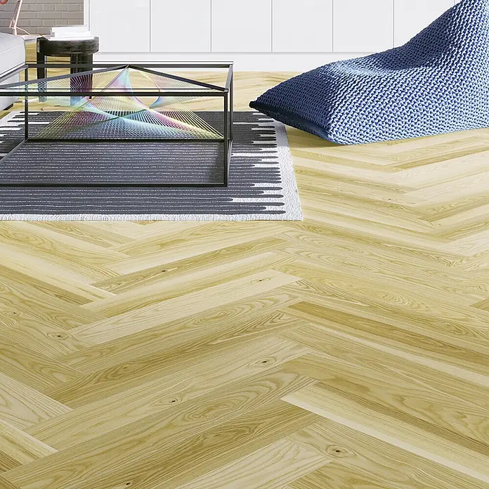 Barlinek Parkett - Esche Natur, Fischgrät, 725 x 130 x 14 mm - Heller Holz-Fischgrätparkettboden in einem modernen Wohnbereich.