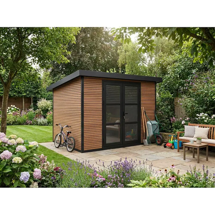 Fjordholz Gartenhaus FineLine 5,8 m² Teak - Außenmaß inkl. Dachüberstand (B x T): 322 x 236 cm, Aluminium, Teak / Nussbaum - Moderner Gartenschuppen mit brauner Holzverkleidung, schwarzem Rahmen und Doppeltüren, auf einer Terrasse in einem Garten.
