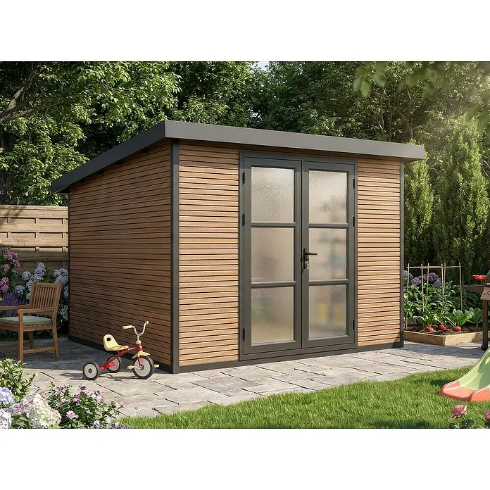 Fjordholz Gartenhaus FineLine 8,4 m² Teak - Außenmaß inkl. Dachüberstand (B x T): 322 x 325 cm, Aluminium, Teak / Nussbaum - Moderner Gartenhaus mit brauner Holzverkleidung und dunkelgrauen Akzenten, mit mattierten Doppeltüren auf einer Terrasse im Garten.