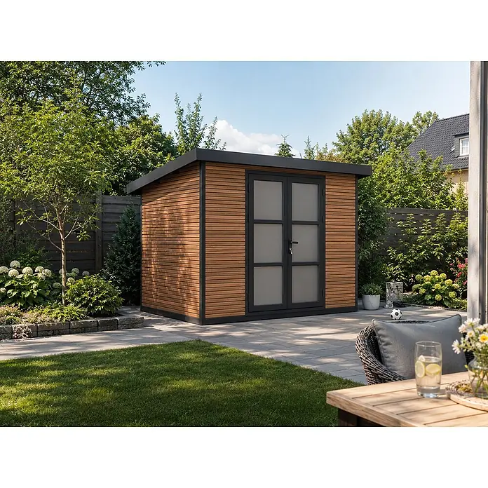 Fjordholz Gartenhaus FineLine 8,4 m² Teak - Außenmaß inkl. Dachüberstand (B x T): 322 x 325 cm, Aluminium, Teak / Nussbaum - Modernes Holzgartenhaus mit dunklen Zierleisten und Türen, auf einer gepflasterten Terrasse in einem üppigen Garten.