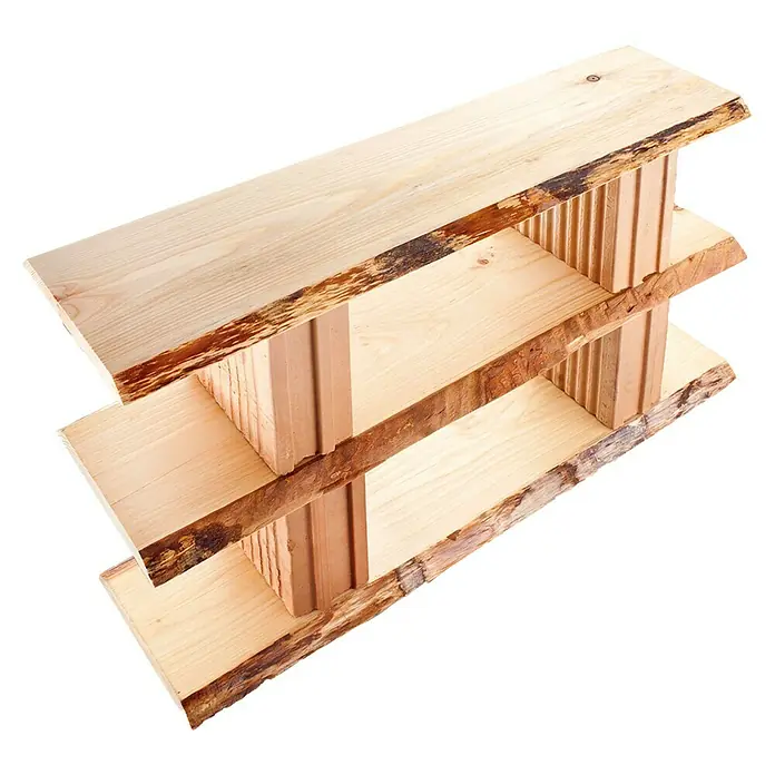 Exclusivholz Blockware - Douglasie, Anfallende Breite: 50 cm - 60 cm, 300 x 4 cm - Rustikales 3-stöckiges Regal aus hellem Holz mit Baumkanten und stabilen Holzstützen.