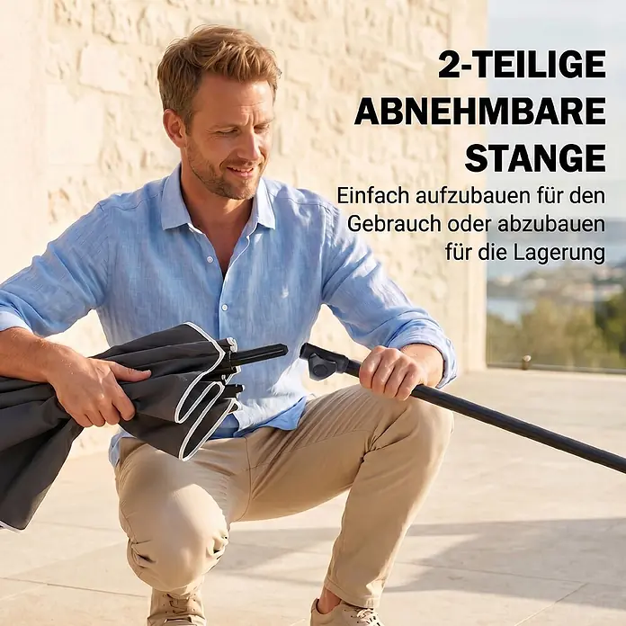 Furnicato Balkonschirm pulverbeschichtet - Grau - Mann montiert einen dunkelgrauen Sonnenschirm mit zweiteiligem schwarzem Stock, konzipiert für einfache Montage und Lagerung.