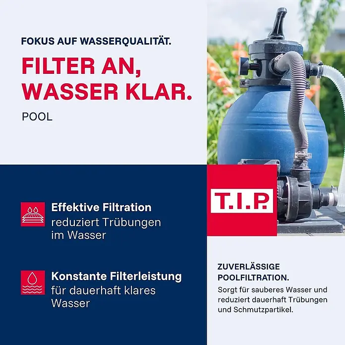 T.I.P. Sandfilteranlage SPF 370 F - Passend für Poolgröße: 4.000 l, Filterleistung: 7.000 l/h - Ein blaues Schwimmbecken-Sandfiltersystem mit schwarzer Pumpe, Schläuchen und Mehrwegeventil, draußen im Garten aufgestellt.