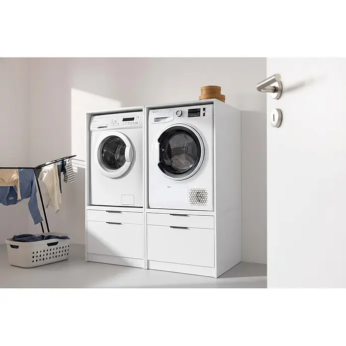 Fackelmann Waschturm Typ 3 - B x L: 130 x 65,1 cm, Weiß - Weiße Waschmaschine und Trockner auf Schubladenschränken, Teil einer Waschkücheneinrichtung mit Wäscheständer.