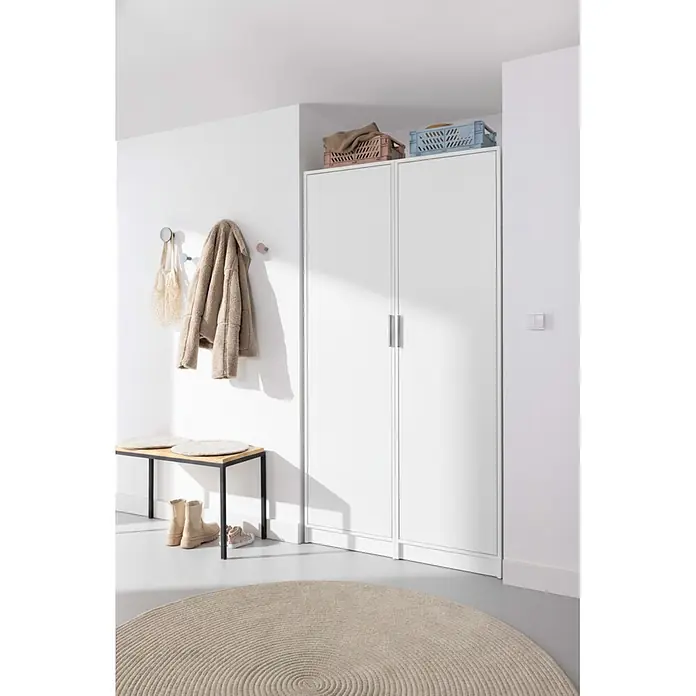 Fackelmann Holz-Mehrzweckschrank - 65,1 x 100 x 188,2 cm - Moderner Flureingang mit weißem Schrank, Holzbank, Garderobe und rundem beigem Teppich.