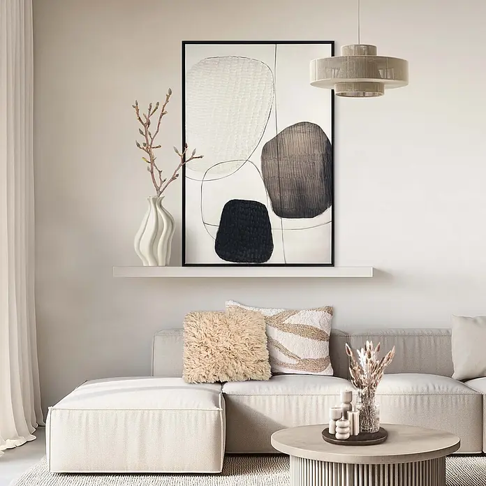 Reinders Bild Mix-Media - Natural Order, B x H: 78 x 118 cm - Helles beigefarbenes modulares Ecksofa aus strukturiertem Stoff in einem modernen Wohnzimmer.