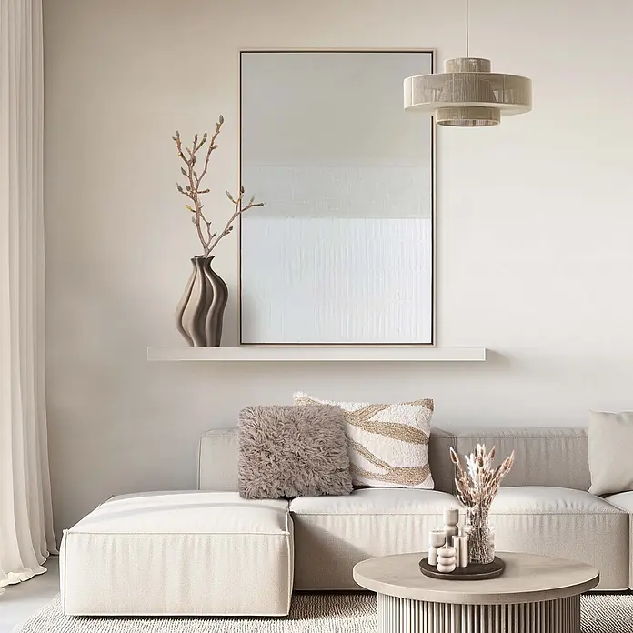 Reinders Bild Mix-Media - Nature Effect, B x H: 78 x 118 cm - Modernes Wohnzimmer in neutralen Tönen mit einem hellbeigen Sektionssofa, rundem Couchtisch, abstrakter Kunst und einer gewebten Pendelleuchte.