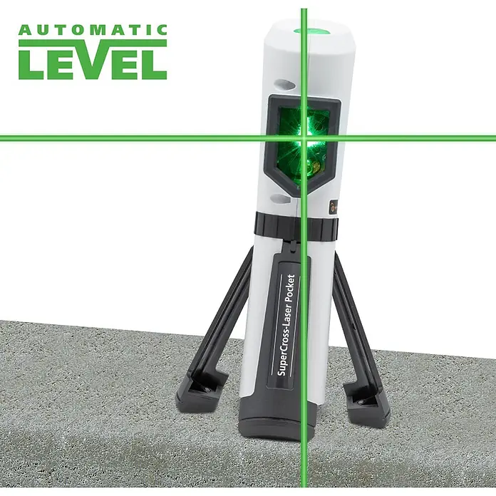 Laserliner Kreuzlinienlaser Supercross Pocket - Max. Arbeitsbereich: 0 m - 40 m - Weißes und schwarzes Laser-Nivelliergerät auf Betonuntergrund, das hellgrüne Kreuzlinien projiziert.