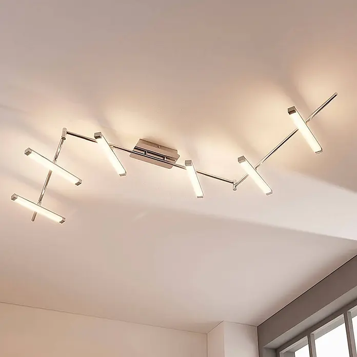 Lindby Deckenleuchte Pilou - chrom / silber - Moderne Deckenleuchte aus Chrom mit verstellbaren LED-Modulen, die einen Raum beleuchtet.