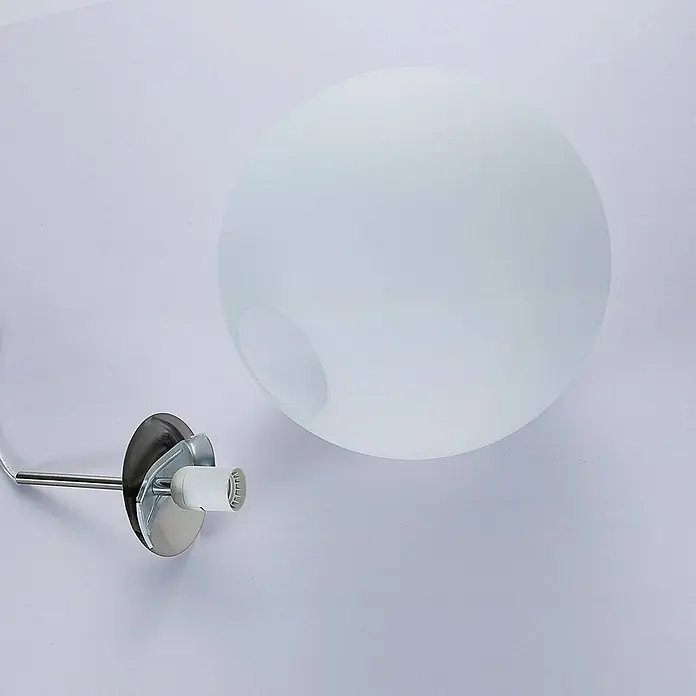 Lindby Pendelleuchte Marike - L x B x H: 35 x 35 x 150 cm, weiß / opal, weiß, nickel satiniert, E27 - Demontierte Leuchte mit mattweißer, kugelförmiger Glasschirm und silberner Metallbasis mit leerer Lampenfassung.