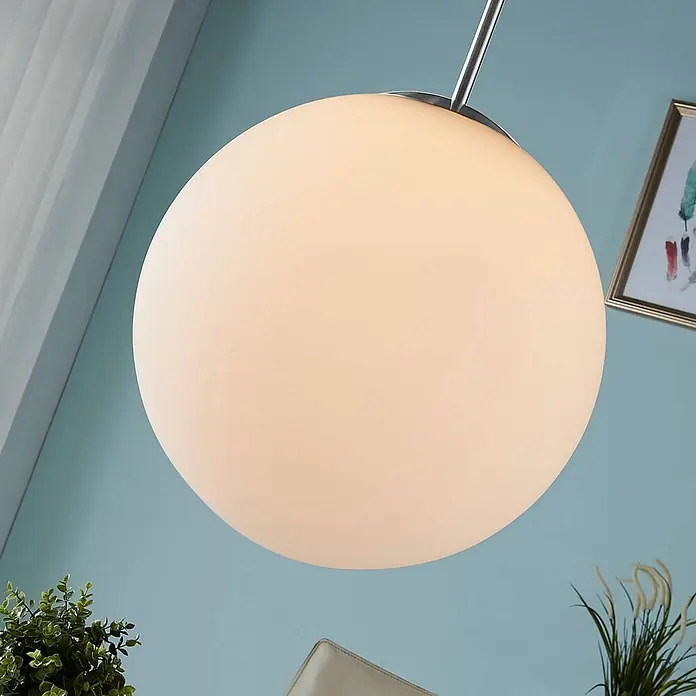 Lindby Pendelleuchte Marike - L x B x H: 35 x 35 x 150 cm, weiß / opal, weiß, nickel satiniert, E27 - Große, mattweiße Kugelleuchte mit Chromstange, die einen modernen Raum beleuchtet.