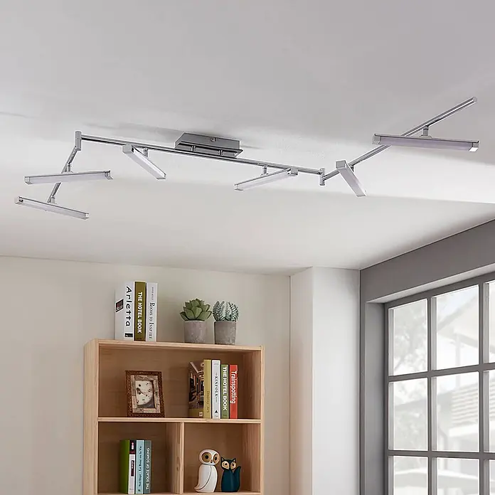Lindby Deckenleuchte Pilou - chrom / silber - Silberfarbene, lineare LED-Deckenleuchte mit verstellbaren Armen und mehreren Lichtbalken, die einen Raum von oben beleuchtet.