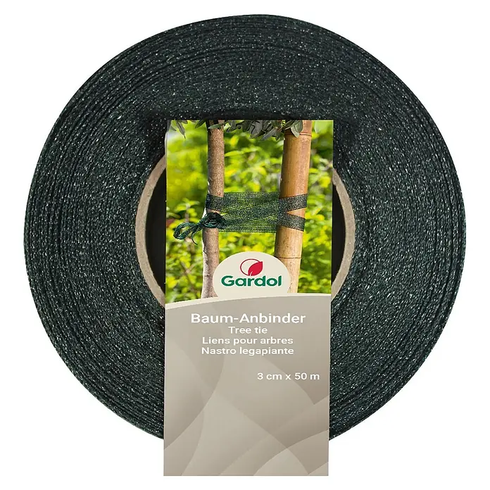 Gardol Baumbinder - 50 m x 3 cm - Rolle dunkelgrünes Netz-Baum-Anbinder, Etikett zeigt die Befestigung eines Baumes an einem Pfahl.