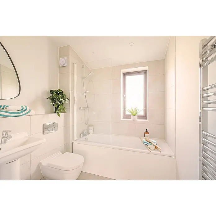 Bosch Wandventilator Fan1900 DH W 100 - Weiß, Durchmesser Anschluss: 10 cm, Mit Lichtschalter + Feuchtigkeitssensor + Nachlauf - Modernes Badezimmer mit weißer Wanne, Dusche, Toilette und Waschbecken, hellen Fliesen und Chromarmaturen.